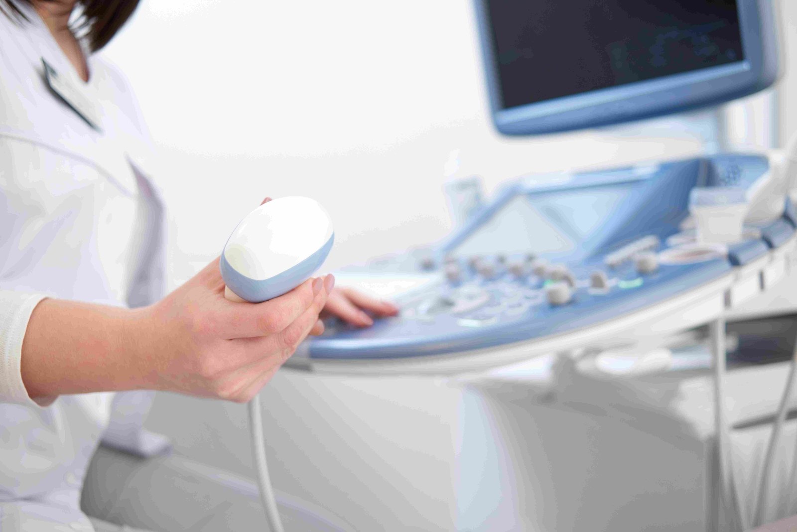 dokter memegang ivus