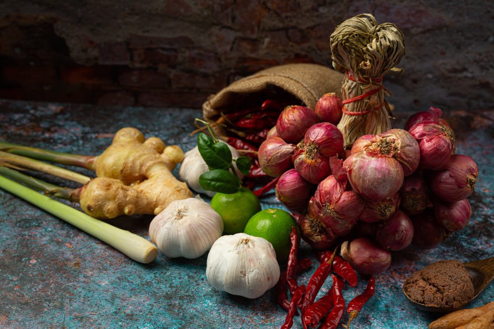 berbagai macam kunyit, bawang dan obat herbal lainnya