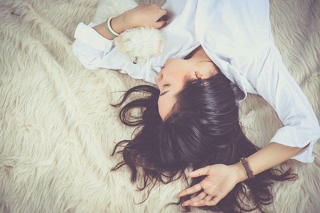wanita tidur sepanjang hari